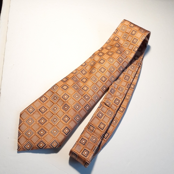 Micheal Kors Textured Geometric Silk Necktie - Picture 4 of 7